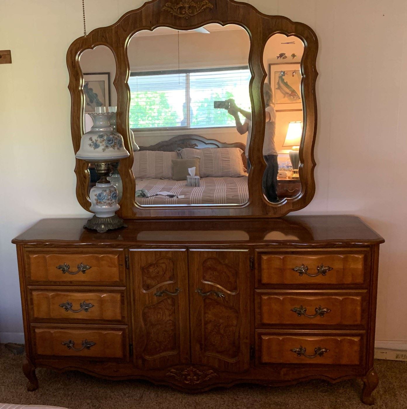BE002VDresser With Mirror, Vintage Lamp