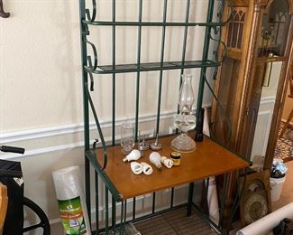 Bakers Rack
Good condition.
33 1/2” across x 21” deep x 78” tall
Must be able to move and load yourself.