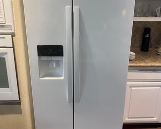 Whirlpool Refrigerator
Excellent working condition.
Only 4 years old.
Water & Ice work
3’ across x 30 1/2” deep x 69 1/2” tall
Must be able to move and load yourself.