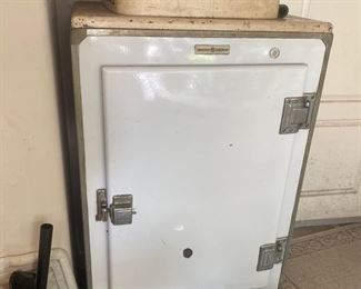 Vintage GE Refrigerator
DOES NOT WORK!
Needs to be re-wired, and even then we do not know if it will work.
Handle is broken but will still open.
29” across x 23” deep x 61” tall
Must be able to move and load yourself.