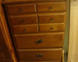 Chest w 4 drawers
