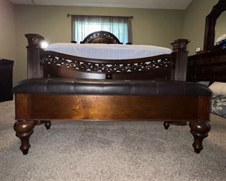Tufted storage bench