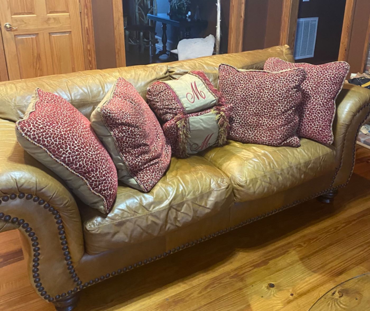 Gorgeous leather sofa 