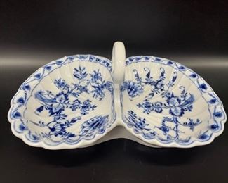 Meissen Blue onion Pattern Zwiebelmuster 19th century FINE PORCELAIN DOUBLE SCALLOPED BOWL WITH MIDDLE HANDLE
