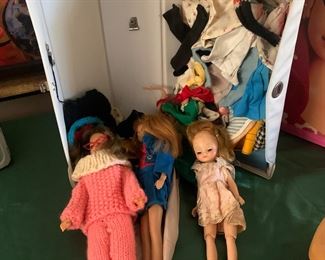 Great 60s Barbie, Midge and other family members with amazing Barbie clothes and accessories!