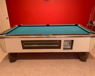 Great vintage 30s 40s pool table from a New Mexico bar! Super look comes with balls, cues, rack!