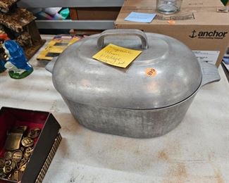 VINTAGE MAGNALITE DUTCH OVEN