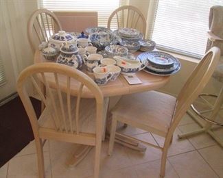 Pedestal Base Table, 36" X 36", 4-Chairs & 18" Leaf