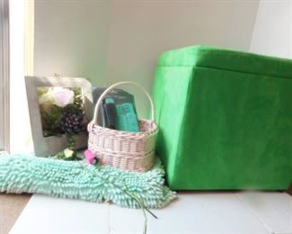 Green Cube & Pastel Bath Decor
