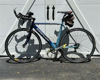 QUINTANA ROO TRIATHLON BIKE | Quintana Roo Private Reserve Triathlon Bicycle; Continental 3000 Grand Prix wheels; includes storage pouch
Carbon Fiber Frame, 700 cm Tires. - l. 68 x h. 40 in (overall)