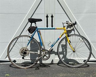 GIANT RS 950 BIKE | Giant RS950 road bicycle; Manufactured in the late 1980s; Triple butted 4130 CroMo steel, forged dropouts and a fully sloping crown fork Includes rear storage pouch Tires 700 cm Steel Frame. - l. 64 x h. 40 in (overall)