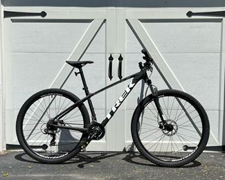 TREK MARLIN 5 BIKE | TREK MARLIN 5 ML 29 BK BICYCLE; released 2019 - 2020 SR Suntour XCE 28 fork Bontrager XR2 / 29 x 2.20 wheels Silver Alpha Aluminum Frame Serial number: wtu136c1325n. -  l. 72 x h. 40 in (overall)