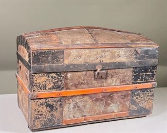 CHILDS DOME TOP TRUNK | Child's Dome Top storage trunk with wood and metal banding. -  l. 20 x w. 11 x h. 12 in