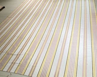 WOVEN AREA RUG | Large area rug; striation pattern in a pastel color way. - l. 140 x w. 106.5 in