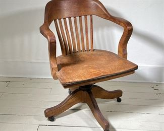 GOLDEN OAK SWIVEL DESK CHAIR | Golden Oak banker's chair. - l. 23 x w. 21 x h. 33 in