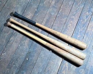 (3PC) DUKE SNIDER MODEL BASEBALL BAT | Vintage Baseball Bats including (1) Sav-A-Bat Mueller Perry and (2) Hillerich & Bradsby (NO DC 3 and Louisville Slugger 125) Duke Snider Model. - l. 32.5 in (longest)