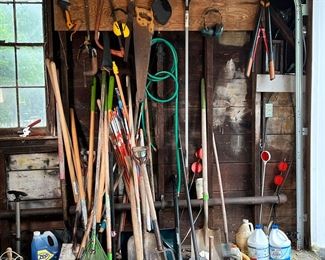 LARGE LOT OF YARD TOOLS | Lot of assorted yard tools (rakes, shovels, saws, hoes)