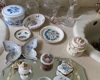 Porcelain jewelry and ring holders