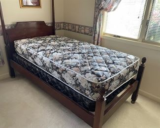 2-poster Drexel Heritage bed - Twin (2 available); and mattress and boxsprings set (like new)