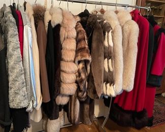 Extensive collection of fur coats - sizes M -L 