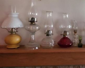 Collection of oil lamps - Small, medium, large - and mini.