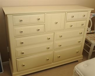 3 PICE BBEDROOM SET DRESSER, BEDSIDE TABLE, HEADBOARD
