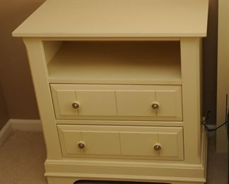 3 PICE BBEDROOM SET DRESSER, BEDSIDE TABLE, HEADBOARD