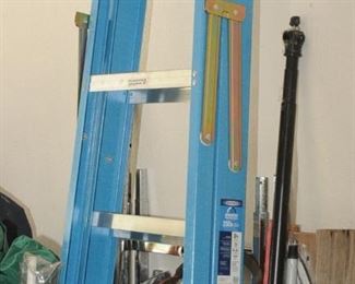 NEAR NEW 8' STEP LADDER