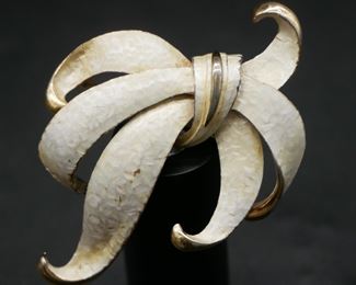 Etched Ribbon Brooch 