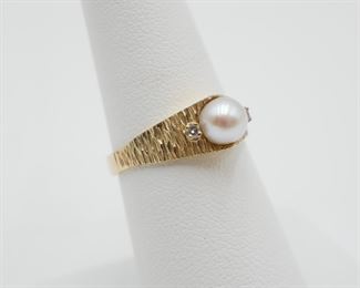 14K Gold Ring w/Saltwater Cultured Pearl and Diamond 