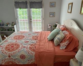 Queen size bedroom set.  😍 