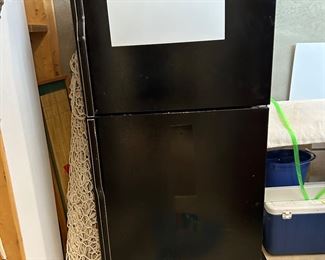 Refrigerator with ice machine