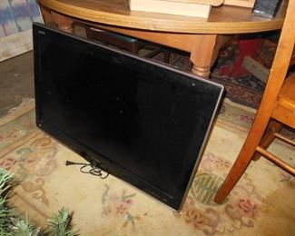 FLATSCREEN TV WITH WALL MOUNT 