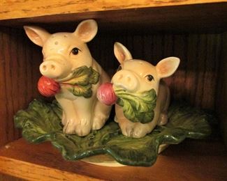 Vintage Fitz & Floyd pig shakers