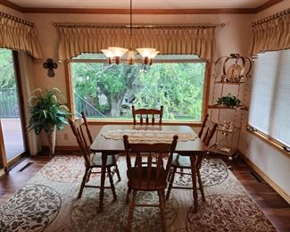 Kitchen table with 1 leaf and 4 wooden chairs