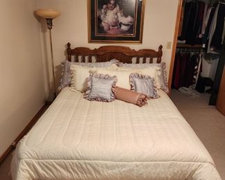 Queen size bed 
