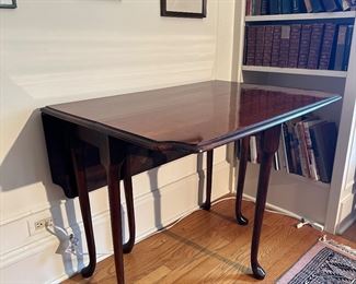 BUY IT NOW! $800 Mahogany Queen Anne Style Drop Leaf Table. 40"L x 38.5"W x 29.5"D