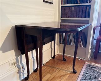 BUY IT NOW! $800 Mahogany Queen Anne Style Drop Leaf Table. 40"L x 38.5"W x 29.5"D