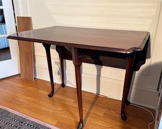 BUY IT NOW! $800 Mahogany Queen Anne Style Drop Leaf Table. 40"L x 38.5"W x 29.5"D