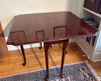 BUY IT NOW! $800 Mahogany Queen Anne Style Drop Leaf Table. 40"L x 38.5"W x 29.5"D