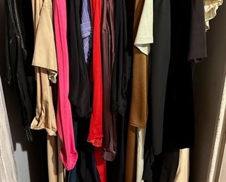 19 Womens Dresses, Mostly Large, Some Vintage
Lot #: 91