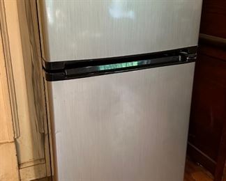 Vissani Small Refrigerator & Freezer Model HVDR430SE
Lot #: 144