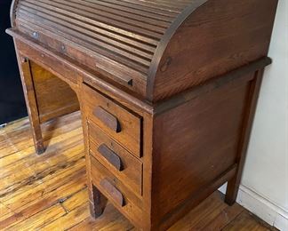 Vintage Solid Wood Rolltop Desk
Lot #: 2
