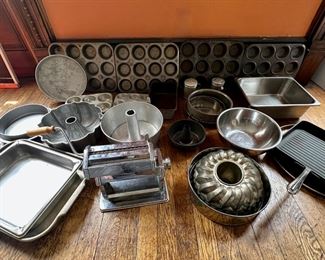 Baking Pans, Pasta Machine & More, Mostly Vintage
Lot #: 147