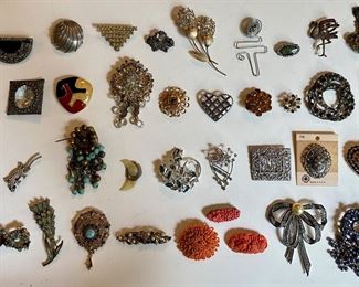40 Pins Brooches, Mostly Vintage