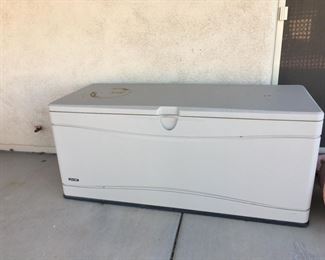 Outdoor storage chest