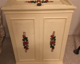 1950s plastic hamper