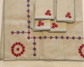 Embroidered runner & napkins vintage