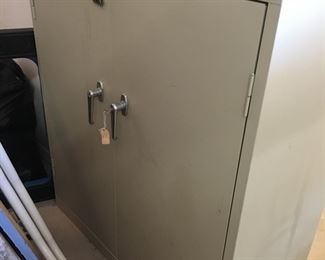 Heavy duty storage cabinet w/key