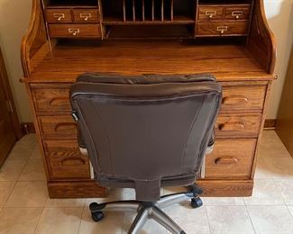 Winners Only Roll Top Desk w/BroyHill Leather Office Chair